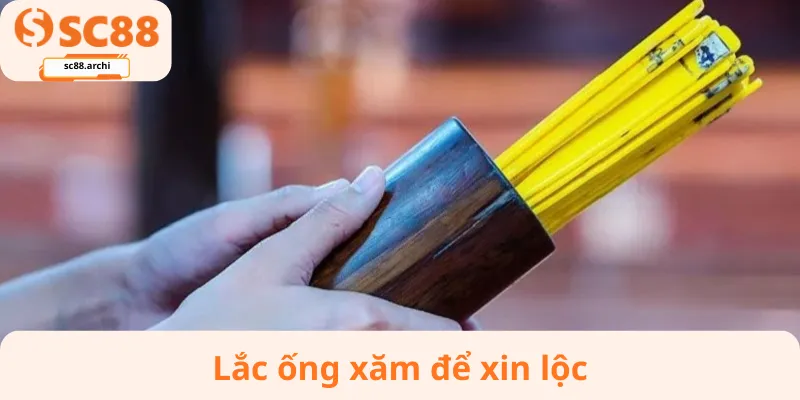 Lắc ống xăm xin lộc
